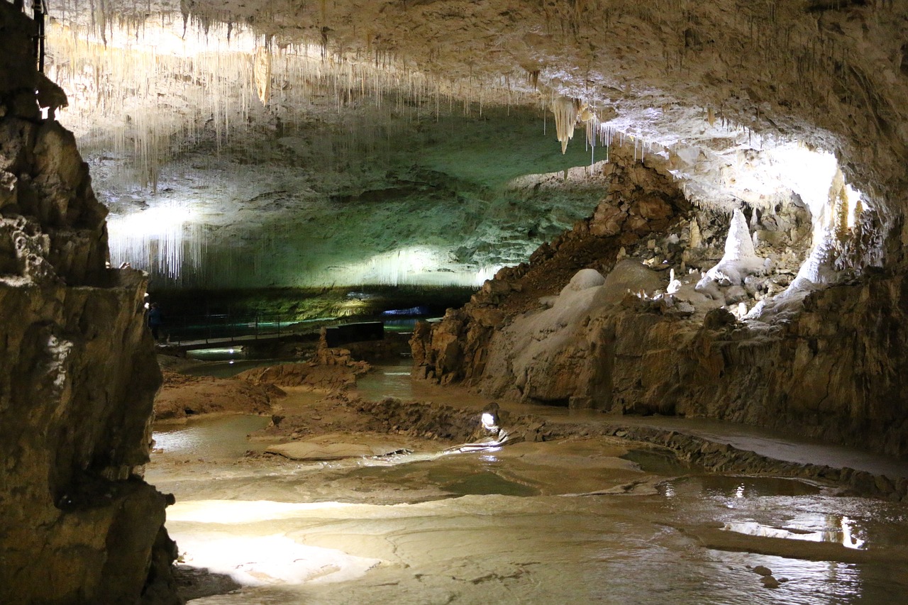 schönsten Höhlen und Grotten der Schweiz