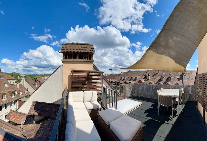 Deine private Dachterrasse mit Esstisch, Lounges/Sofas und Gasgrill (Panoramablick, der Raum könnte größer aussehen als in der Realität)